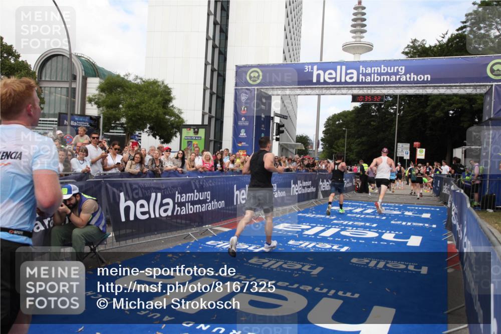 29.06.2025 - hella hamburg halbmarathon Michael Strokosch http://msf.ph/oto/8167325 29.06.2025 10:35:31 Ziel 1344, 1889, 4050, 10771, 10877, 11898, 15390, 15701, 15931, 15959, 16811, 19022 meine-sportfotos.de