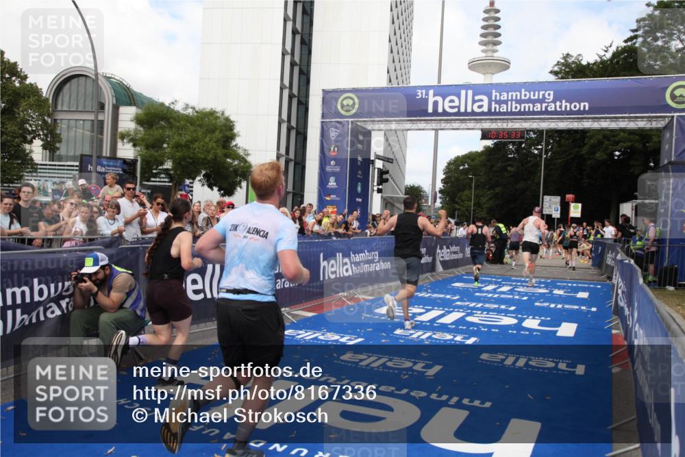 29.06.2025 - hella hamburg halbmarathon Michael Strokosch http://msf.ph/oto/8167336 29.06.2025 10:35:31 Ziel 1344, 1889, 4050, 10771, 10877, 11898, 15390, 15701, 15931, 15959, 16811, 19022 meine-sportfotos.de
