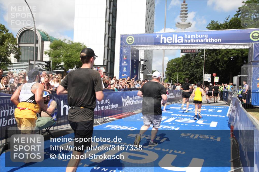 29.06.2025 - hella hamburg halbmarathon Michael Strokosch http://msf.ph/oto/8167338 29.06.2025 11:41:23 Ziel 2302, 3165, 4982, 8635, 10818, 10939, 11876, 14654, 16532, 17423, 17807 meine-sportfotos.de