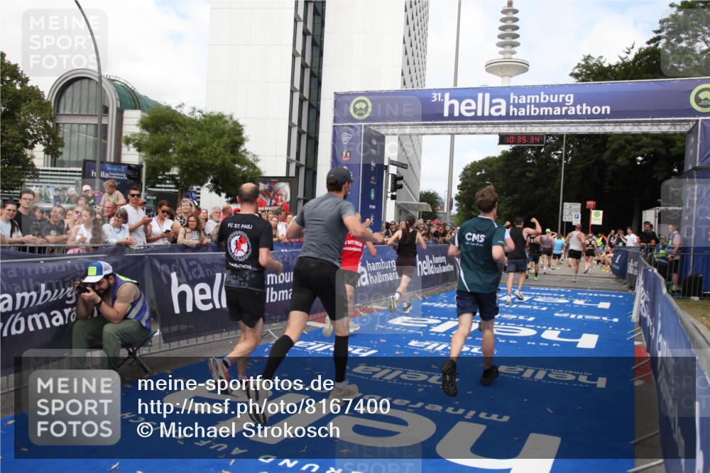 29.06.2025 - hella hamburg halbmarathon Michael Strokosch http://msf.ph/oto/8167400 29.06.2025 10:35:33 Ziel 1344, 1889, 4050, 5269, 10771, 15390, 15931, 15959, 16695, 16811, 17612, 17826, 19022 meine-sportfotos.de