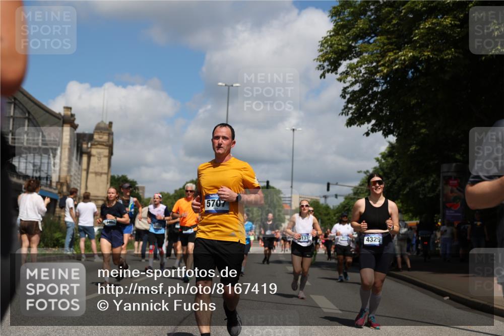 29.06.2025 - hella hamburg halbmarathon Yannick Fuchs http://msf.ph/oto/8167419 29.06.2025 11:37:54 20KM 1230, 1314, 1661, 2173, 2550, 2576, 3524, 3896, 4139, 4329, 4612, 5139, 5707, 5735, 6137, 6250, 6344, 6379, 6995, 7956, 8984, 9009, 9470, 9937, 9946, 10269, 11421, 12298, 12318, 12409, 12660, 12661, 13495, 13715, 13952, 13957, 15101, 15345, 15536, 16306, 16390, 16449, 16450, 16560, 16577, 17139, 18332, 18400, 18401, 18544, 18674, 18872, 18918 meine-sportfotos.de