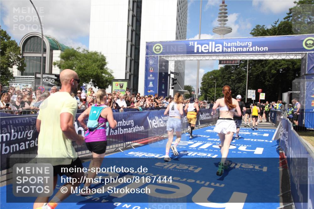 29.06.2025 - hella hamburg halbmarathon Michael Strokosch http://msf.ph/oto/8167444 29.06.2025 11:41:25 Ziel 2302, 3165, 3716, 4982, 8567, 8635, 10818, 10939, 11876, 14654, 16532, 17807 meine-sportfotos.de