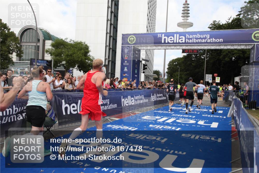 29.06.2025 - hella hamburg halbmarathon Michael Strokosch http://msf.ph/oto/8167478 29.06.2025 10:35:35 Ziel 1344, 1889, 4050, 5269, 10384, 10771, 15959, 16695, 16811, 17612, 17826, 19022 meine-sportfotos.de