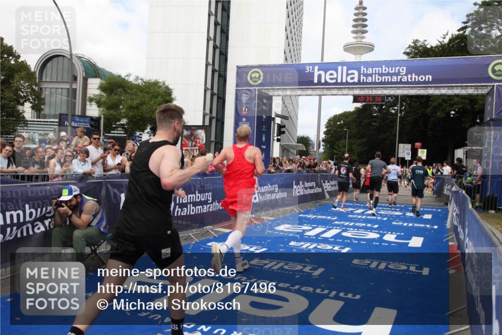 29.06.2025 - hella hamburg halbmarathon Michael Strokosch http://msf.ph/oto/8167496 29.06.2025 10:35:35 Ziel 1344, 1889, 4050, 5269, 10384, 10771, 15959, 16695, 16811, 17612, 17826, 19022 meine-sportfotos.de