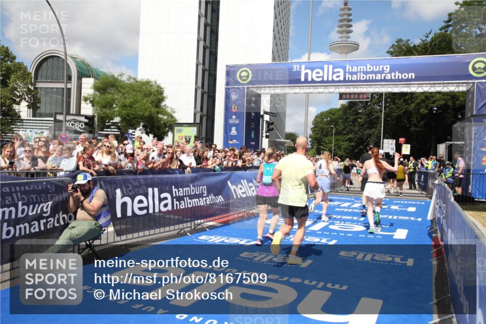 29.06.2025 - hella hamburg halbmarathon Michael Strokosch http://msf.ph/oto/8167509 29.06.2025 11:41:26 Ziel 1475, 2302, 3165, 3716, 4982, 8567, 8635, 10818, 10939, 11876, 14654, 16532, 17807 meine-sportfotos.de