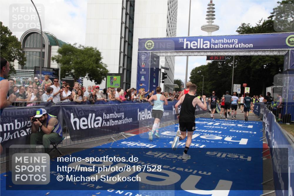 29.06.2025 - hella hamburg halbmarathon Michael Strokosch http://msf.ph/oto/8167528 29.06.2025 10:35:36 Ziel 1344, 1889, 4050, 5269, 10384, 10771, 15959, 16123, 16695, 16811, 17612, 17826, 19022 meine-sportfotos.de