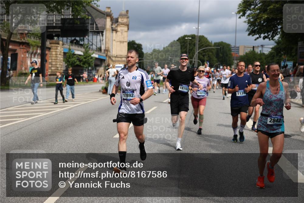 29.06.2025 - hella hamburg halbmarathon Yannick Fuchs http://msf.ph/oto/8167586 29.06.2025 10:40:50 20KM 1139, 2222, 2842, 3087, 4091, 4237, 4497, 4949, 5459, 6373, 6388, 6421, 6691, 6700, 6978, 7335, 8023, 8142, 8482, 8981, 9232, 9386, 9529, 9786, 9794, 11185, 11491, 12171, 12269, 12579, 12651, 12891, 13630, 13698, 13728, 13782, 13940, 14045, 14262, 14541, 14722, 15133, 15149, 15157, 15206, 15684, 15900, 16081, 16127, 16136, 16286, 16466, 16475, 17008, 17190, 17281, 17332, 17353, 17461, 17492, 17669, 17865, 17892, 18118, 19128 meine-sportfotos.de