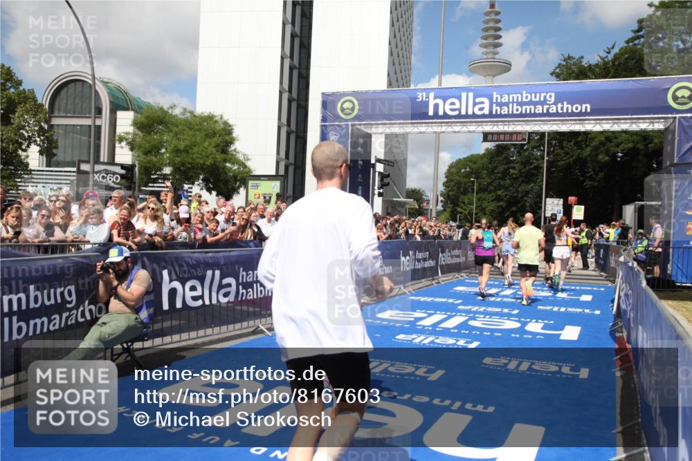 29.06.2025 - hella hamburg halbmarathon Michael Strokosch http://msf.ph/oto/8167603 29.06.2025 11:41:28 Ziel 1475, 2302, 3716, 3841, 4982, 8567, 8635, 10939, 11734, 11876, 14654, 16532, 18912 meine-sportfotos.de