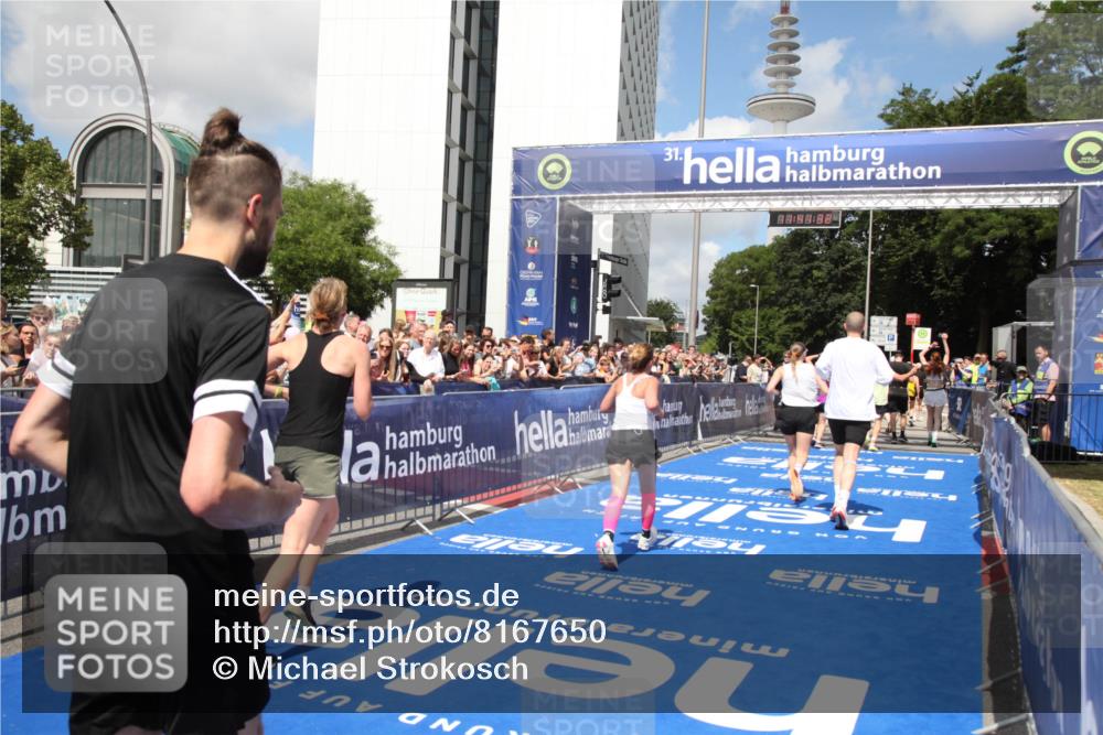 29.06.2025 - hella hamburg halbmarathon Michael Strokosch http://msf.ph/oto/8167650 29.06.2025 11:41:30 Ziel 1325, 1475, 2480, 2643, 3716, 3841, 4982, 5067, 7386, 8567, 8635, 10939, 11734, 14654, 15418, 15511, 16469, 16532, 18912 meine-sportfotos.de