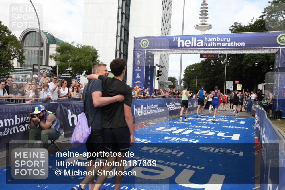 29.06.2025 - hella hamburg halbmarathon Michael Strokosch http://msf.ph/oto/8167669 29.06.2025 10:35:40 Ziel 1344, 4062, 5269, 10384, 14841, 16123, 16695, 17612, 17826, 18841 meine-sportfotos.de