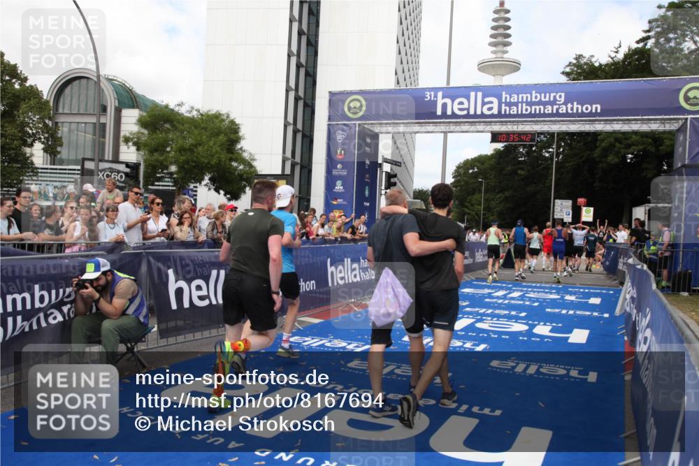 29.06.2025 - hella hamburg halbmarathon Michael Strokosch http://msf.ph/oto/8167694 29.06.2025 10:35:41 Ziel 4062, 5269, 10384, 14841, 16123, 16695, 17612, 17826, 18841 meine-sportfotos.de
