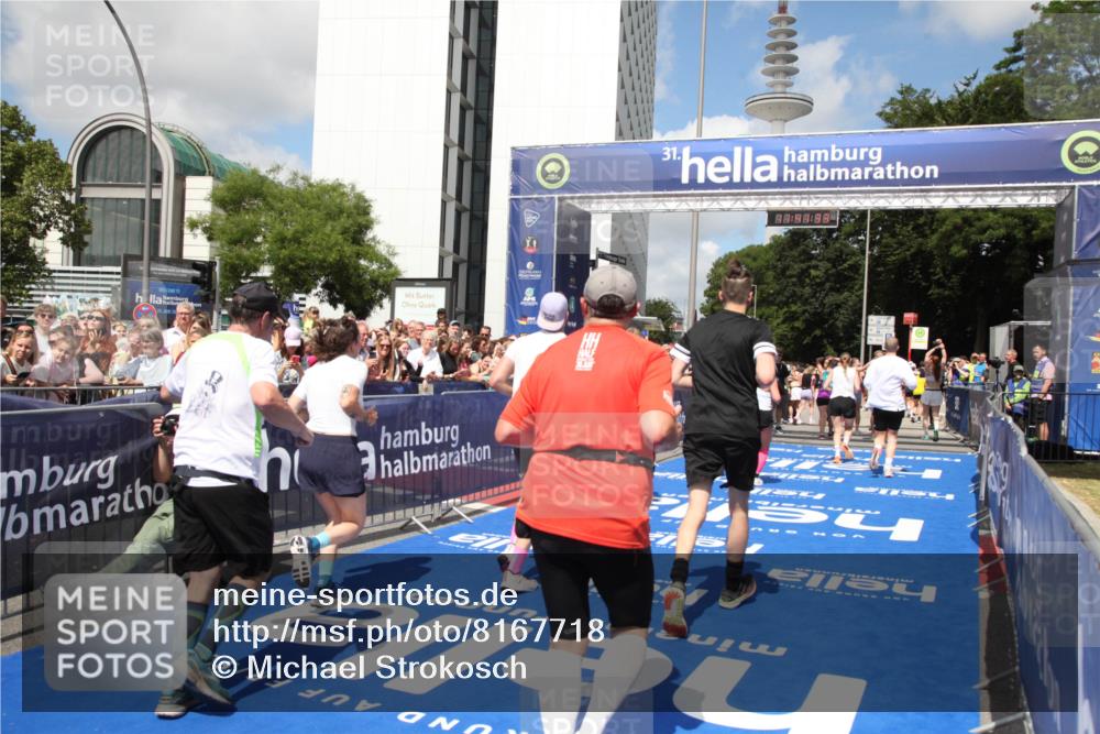 29.06.2025 - hella hamburg halbmarathon Michael Strokosch http://msf.ph/oto/8167718 29.06.2025 11:41:31 Ziel 1325, 1475, 2480, 2643, 3716, 3841, 4982, 5067, 6428, 7386, 8567, 8635, 10939, 11734, 15418, 15511, 16303, 16469, 18912 meine-sportfotos.de