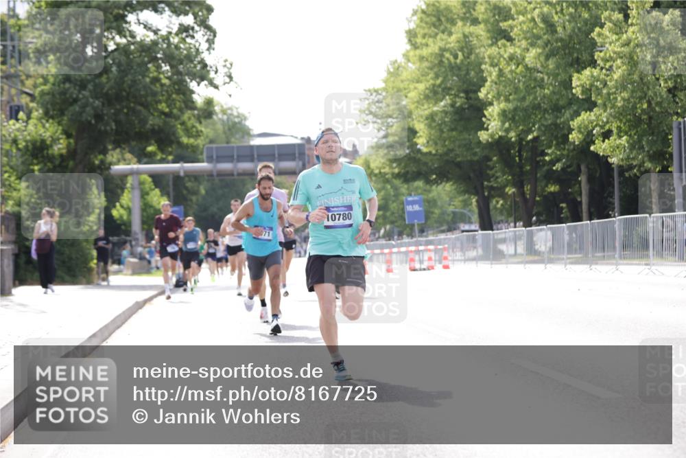 29.06.2025 - hella hamburg halbmarathon Jannik Wohlers http://msf.ph/oto/8167725 29.06.2025 09:41:12 Lombardsbrücke 2459, 4571, 9442, 10234, 10780, 11194, 12641, 13780, 16361, 16484, 17856 meine-sportfotos.de