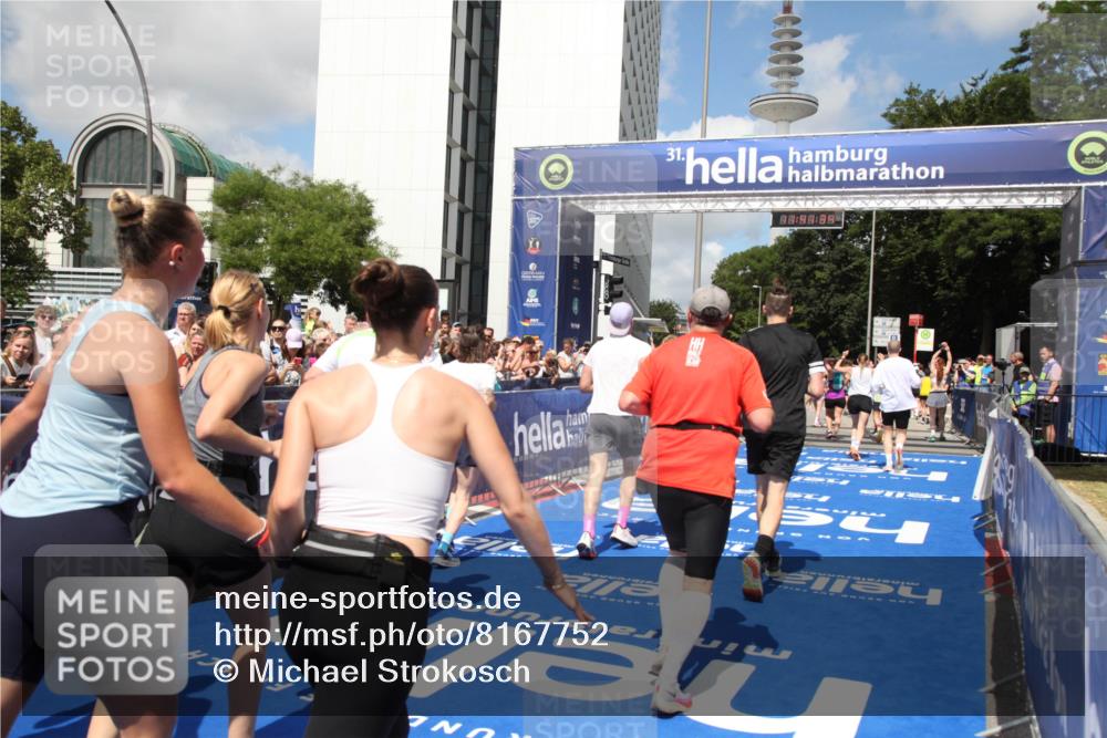 29.06.2025 - hella hamburg halbmarathon Michael Strokosch http://msf.ph/oto/8167752 29.06.2025 11:41:32 Ziel 1325, 1475, 2480, 2643, 3716, 3841, 4982, 5067, 6428, 7386, 8567, 11463, 11734, 13369, 14403, 15418, 15511, 16303, 16469, 18912, 19086 meine-sportfotos.de