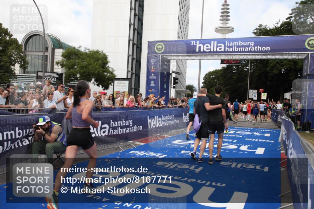 29.06.2025 - hella hamburg halbmarathon Michael Strokosch http://msf.ph/oto/8167771 29.06.2025 10:35:43 Ziel 4062, 10384, 12462, 12899, 14841, 16123, 18841 meine-sportfotos.de