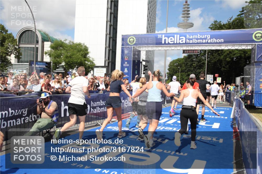 29.06.2025 - hella hamburg halbmarathon Michael Strokosch http://msf.ph/oto/8167824 29.06.2025 11:41:33 Ziel 1325, 1475, 2480, 2643, 3716, 3841, 5067, 5540, 6428, 7386, 8233, 8567, 10464, 11463, 11734, 13369, 14050, 14403, 15418, 15511, 15754, 16303, 16469, 18912, 19086 meine-sportfotos.de
