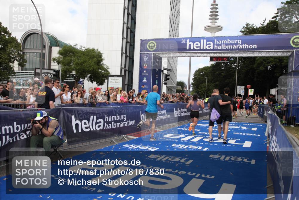 29.06.2025 - hella hamburg halbmarathon Michael Strokosch http://msf.ph/oto/8167830 29.06.2025 10:35:44 Ziel 4062, 10384, 12462, 12899, 14841, 16123, 18841 meine-sportfotos.de
