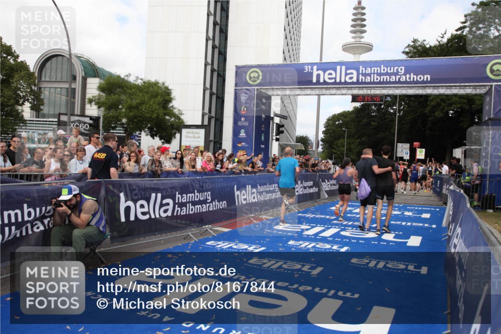 29.06.2025 - hella hamburg halbmarathon Michael Strokosch http://msf.ph/oto/8167844 29.06.2025 10:35:45 Ziel 4062, 12462, 12899, 14841, 16119, 16123, 18841 meine-sportfotos.de