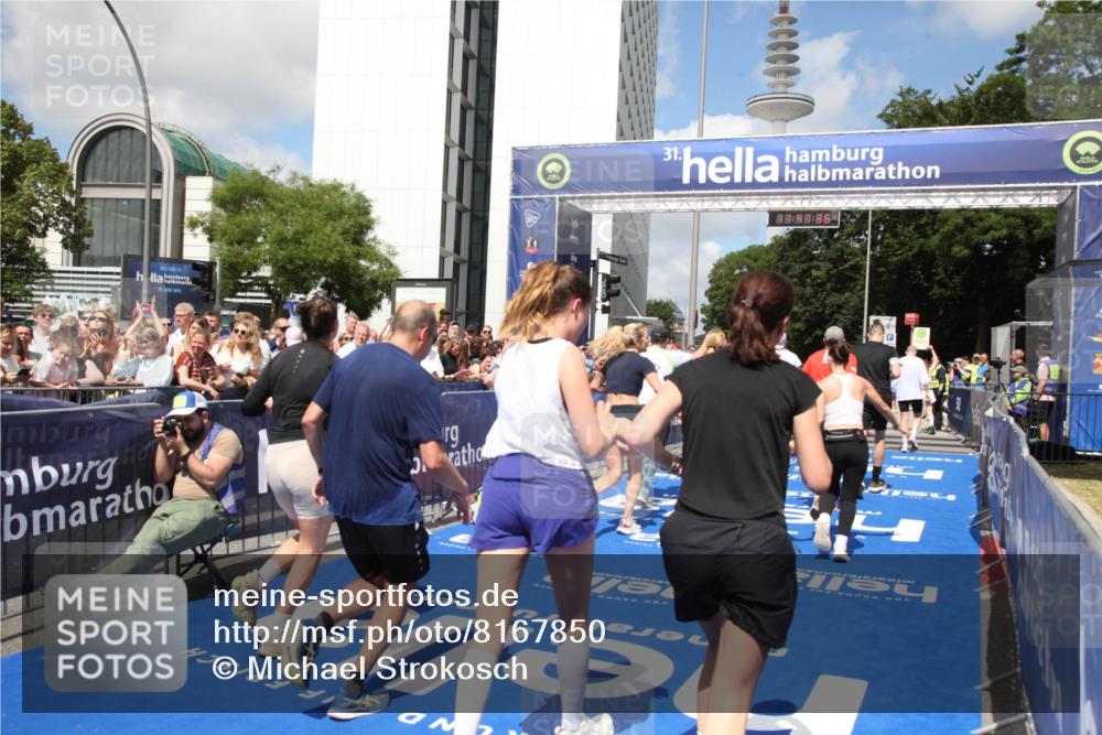 29.06.2025 - hella hamburg halbmarathon Michael Strokosch http://msf.ph/oto/8167850 29.06.2025 11:41:34 Ziel 1325, 1475, 2480, 2643, 3716, 3841, 5067, 5540, 5753, 6428, 7386, 8233, 8567, 10464, 11463, 11734, 13369, 14050, 14403, 15418, 15511, 15754, 16303, 16469, 16901, 18912, 19086 meine-sportfotos.de