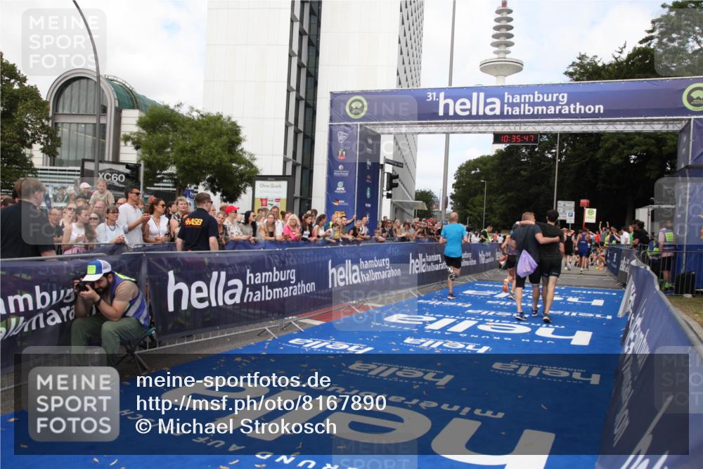 29.06.2025 - hella hamburg halbmarathon Michael Strokosch http://msf.ph/oto/8167890 29.06.2025 10:35:45 Ziel 4062, 12462, 12899, 14841, 16119, 16123, 18841 meine-sportfotos.de