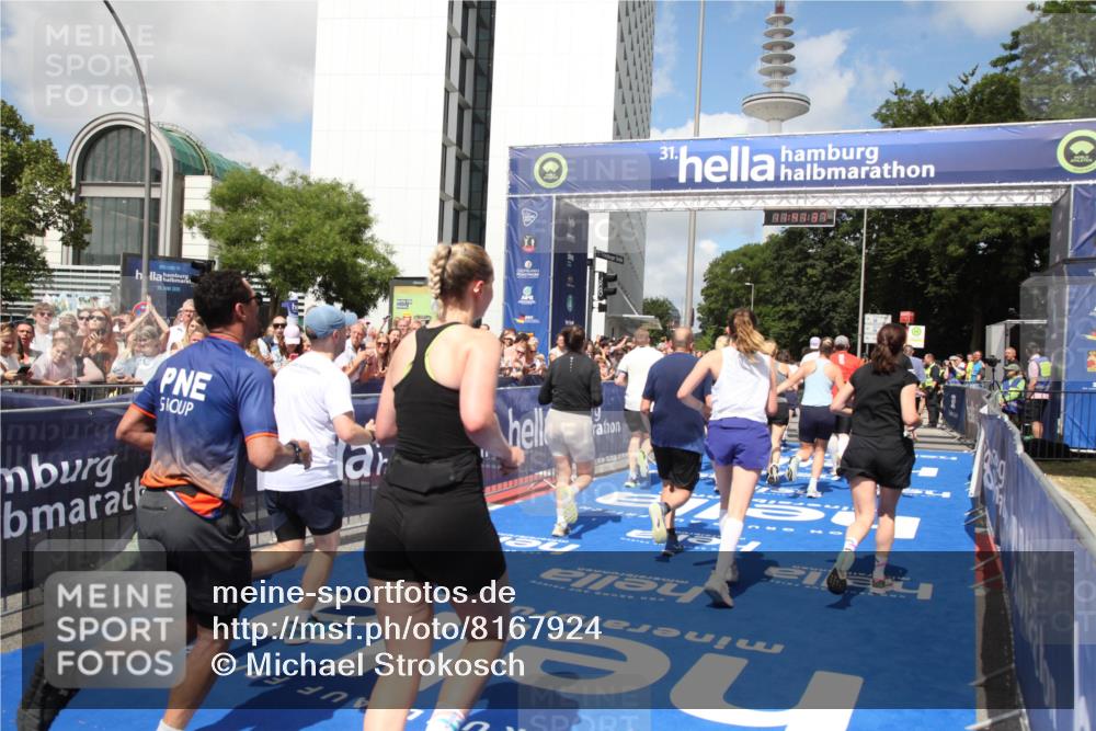 29.06.2025 - hella hamburg halbmarathon Michael Strokosch http://msf.ph/oto/8167924 29.06.2025 11:41:35 Ziel 1325, 1475, 1730, 2480, 2643, 3841, 5067, 5540, 5753, 6428, 7239, 7386, 8233, 8937, 10464, 11463, 11734, 13369, 14050, 14403, 15418, 15511, 15754, 16303, 16469, 16901, 18912, 19086 meine-sportfotos.de