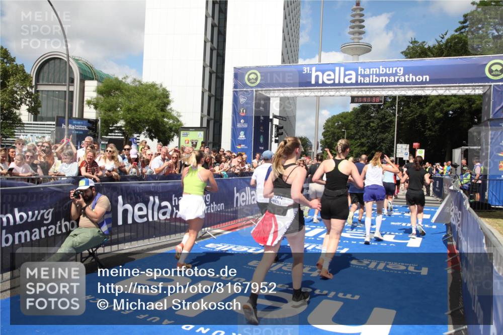 29.06.2025 - hella hamburg halbmarathon Michael Strokosch http://msf.ph/oto/8167952 29.06.2025 11:41:36 Ziel 1325, 1730, 1787, 2480, 2643, 3841, 5067, 5540, 5753, 6428, 7239, 7386, 8233, 8937, 10464, 11463, 11734, 13369, 14050, 14403, 14882, 15418, 15511, 15754, 16303, 16469, 16901, 18317, 18319, 18912, 19086 meine-sportfotos.de