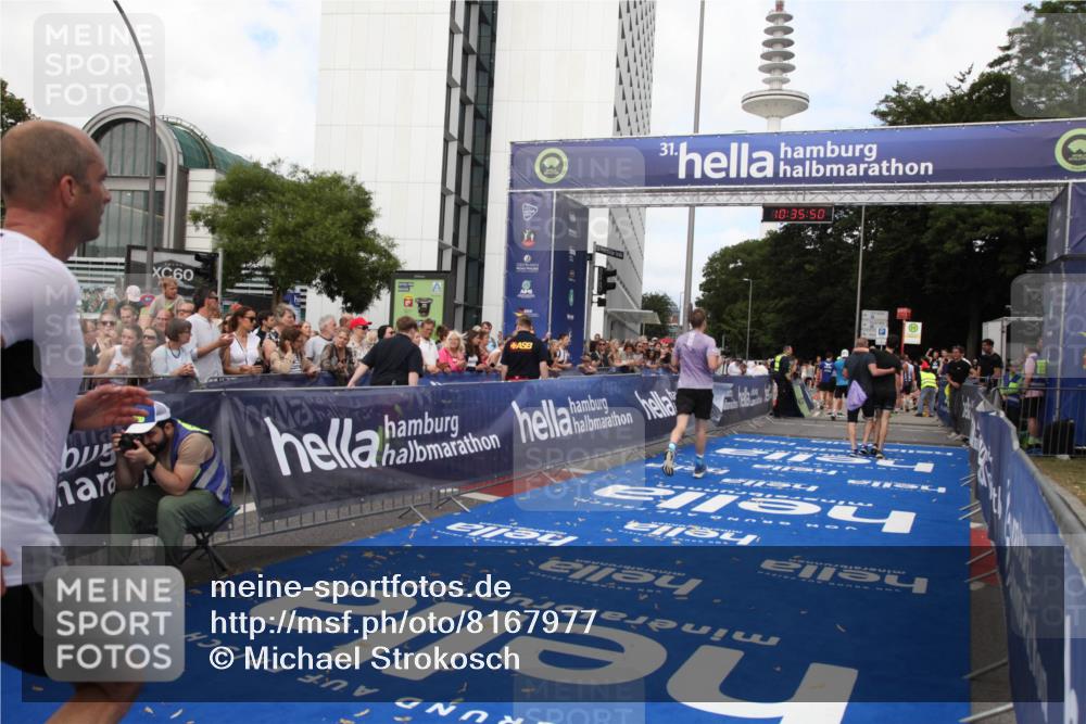 29.06.2025 - hella hamburg halbmarathon Michael Strokosch http://msf.ph/oto/8167977 29.06.2025 10:35:49 Ziel 12462, 12899, 16119 meine-sportfotos.de