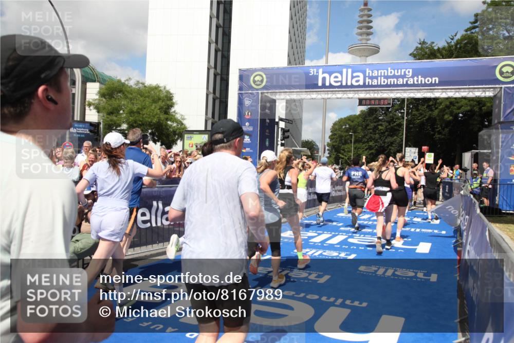 29.06.2025 - hella hamburg halbmarathon Michael Strokosch http://msf.ph/oto/8167989 29.06.2025 11:41:37 Ziel 1325, 1730, 1787, 2480, 2643, 5067, 5540, 5753, 6428, 7239, 7386, 8233, 8937, 10464, 11463, 11734, 13369, 14050, 14403, 14882, 15418, 15511, 15754, 16303, 16469, 16901, 18317, 18319, 18912, 19086 meine-sportfotos.de