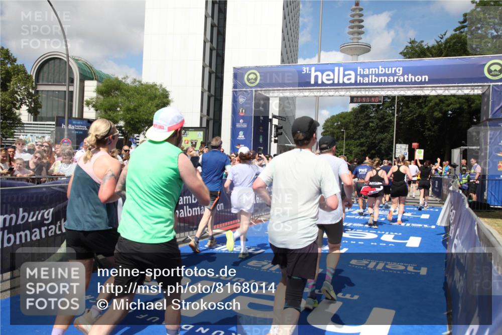 29.06.2025 - hella hamburg halbmarathon Michael Strokosch http://msf.ph/oto/8168014 29.06.2025 11:41:38 Ziel 1325, 1730, 1787, 2480, 2643, 3404, 5067, 5540, 5753, 6428, 7202, 7239, 7386, 8233, 8605, 8937, 10464, 11463, 13369, 14050, 14403, 14882, 15418, 15511, 15754, 16303, 16469, 16901, 18317, 18319, 18592, 19086 meine-sportfotos.de