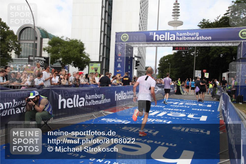 29.06.2025 - hella hamburg halbmarathon Michael Strokosch http://msf.ph/oto/8168022 29.06.2025 10:35:50 Ziel 3843, 12462, 12899, 16119 meine-sportfotos.de