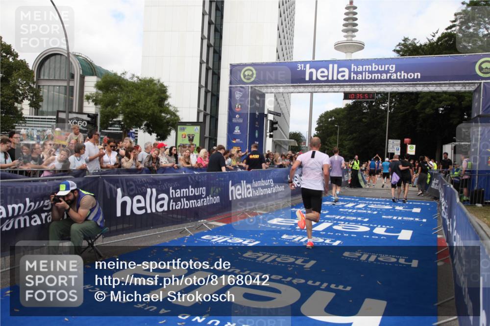 29.06.2025 - hella hamburg halbmarathon Michael Strokosch http://msf.ph/oto/8168042 29.06.2025 10:35:50 Ziel 3843, 12462, 12899, 16119 meine-sportfotos.de