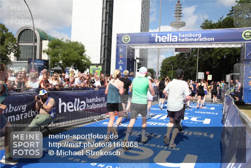 29.06.2025 - hella hamburg halbmarathon Michael Strokosch http://msf.ph/oto/8168068 29.06.2025 11:41:39 Ziel 1325, 1730, 1787, 2480, 2643, 3404, 5067, 5540, 5753, 6428, 7202, 7239, 8233, 8605, 8937, 10464, 11463, 13369, 14050, 14403, 14882, 15418, 15511, 15754, 16303, 16469, 16901, 18317, 18319, 18592, 19086 meine-sportfotos.de