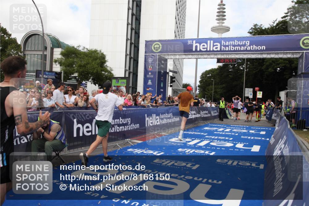 29.06.2025 - hella hamburg halbmarathon Michael Strokosch http://msf.ph/oto/8168150 29.06.2025 10:35:55 Ziel 3843, 13252, 15161 meine-sportfotos.de