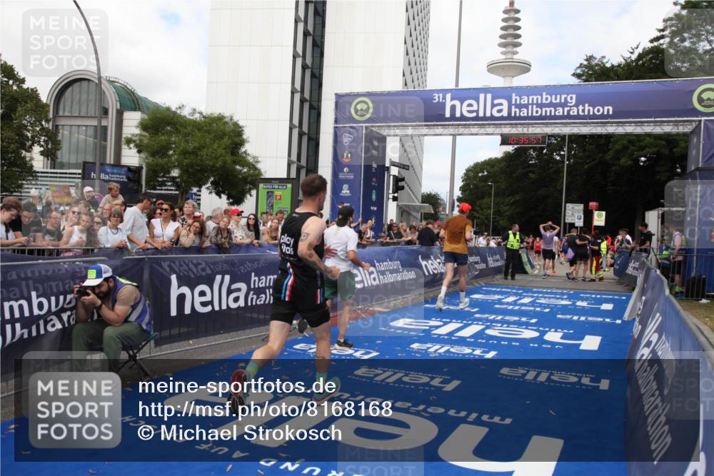 29.06.2025 - hella hamburg halbmarathon Michael Strokosch http://msf.ph/oto/8168168 29.06.2025 10:35:56 Ziel 3843, 13252, 15161 meine-sportfotos.de