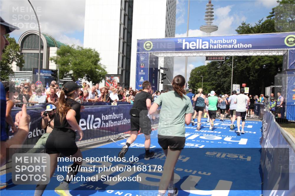 29.06.2025 - hella hamburg halbmarathon Michael Strokosch http://msf.ph/oto/8168178 29.06.2025 11:41:41 Ziel 1730, 1787, 3404, 5540, 5753, 7202, 7239, 8233, 8307, 8605, 8937, 10441, 10464, 10984, 11463, 13369, 14050, 14403, 14882, 15754, 16901, 18317, 18319, 18592, 19086 meine-sportfotos.de