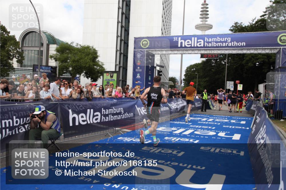 29.06.2025 - hella hamburg halbmarathon Michael Strokosch http://msf.ph/oto/8168185 29.06.2025 10:35:56 Ziel 3843, 13252, 15161 meine-sportfotos.de