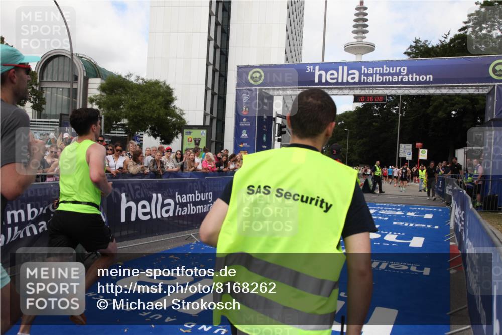 29.06.2025 - hella hamburg halbmarathon Michael Strokosch http://msf.ph/oto/8168262 29.06.2025 10:36:07 Ziel 2399, 9313, 10477, 12168, 12488, 13419, 14875, 17217, 18156, 18259 meine-sportfotos.de