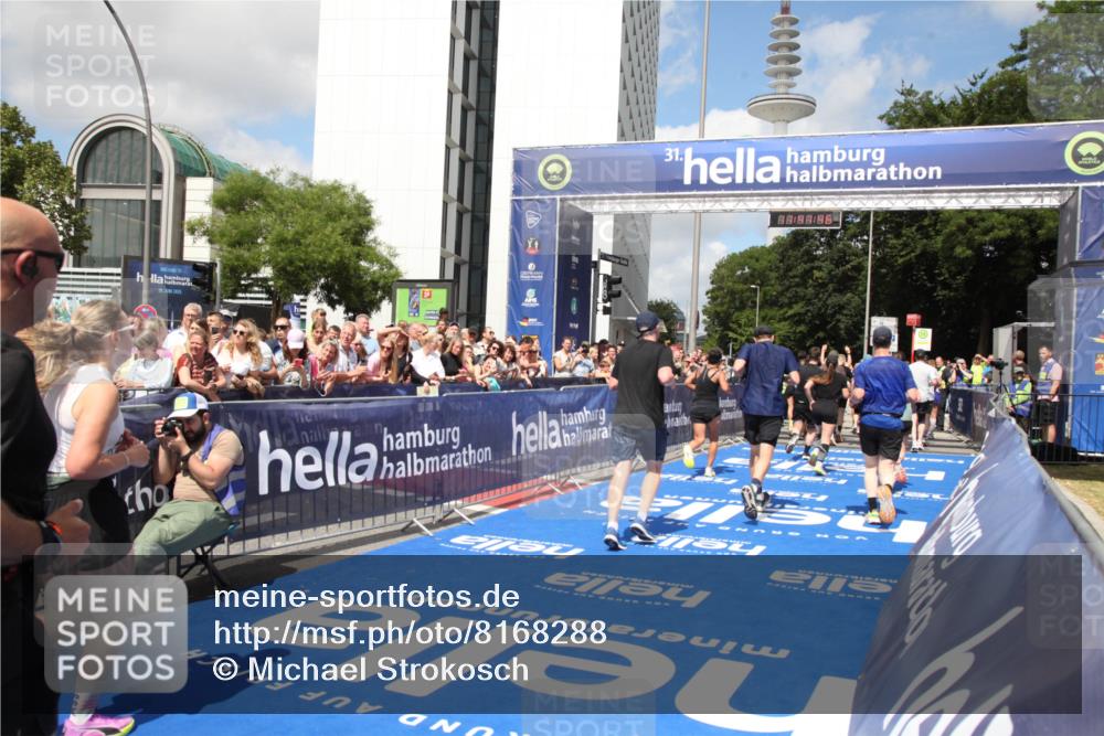 29.06.2025 - hella hamburg halbmarathon Michael Strokosch http://msf.ph/oto/8168288 29.06.2025 11:41:44 Ziel 1730, 1787, 3404, 6739, 7202, 7239, 8307, 8605, 8937, 10441, 10984, 14882, 15248, 15807, 17018, 18317, 18319, 18592 meine-sportfotos.de