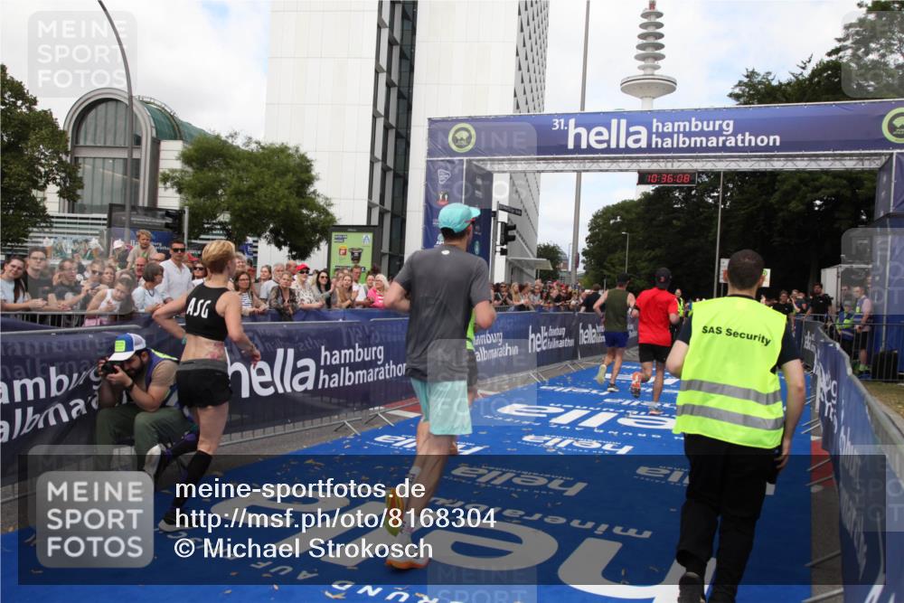 29.06.2025 - hella hamburg halbmarathon Michael Strokosch http://msf.ph/oto/8168304 29.06.2025 10:36:07 Ziel 2399, 9313, 10477, 12168, 12488, 13419, 14875, 17217, 18156, 18259 meine-sportfotos.de