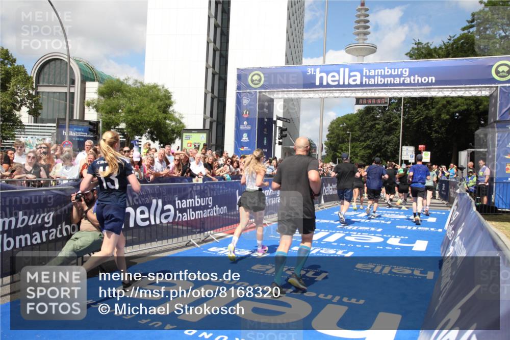29.06.2025 - hella hamburg halbmarathon Michael Strokosch http://msf.ph/oto/8168320 29.06.2025 11:41:45 Ziel 1787, 3404, 6739, 7202, 8307, 8605, 10441, 10984, 11874, 13510, 14882, 15248, 15807, 17018, 18317, 18319, 18502, 18592 meine-sportfotos.de