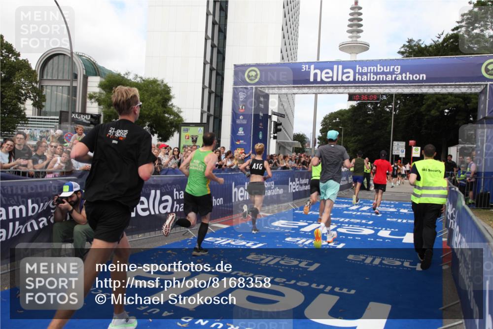 29.06.2025 - hella hamburg halbmarathon Michael Strokosch http://msf.ph/oto/8168358 29.06.2025 10:36:08 Ziel 2399, 6032, 9313, 10477, 12168, 12488, 13419, 14875, 17217, 18156, 18259 meine-sportfotos.de
