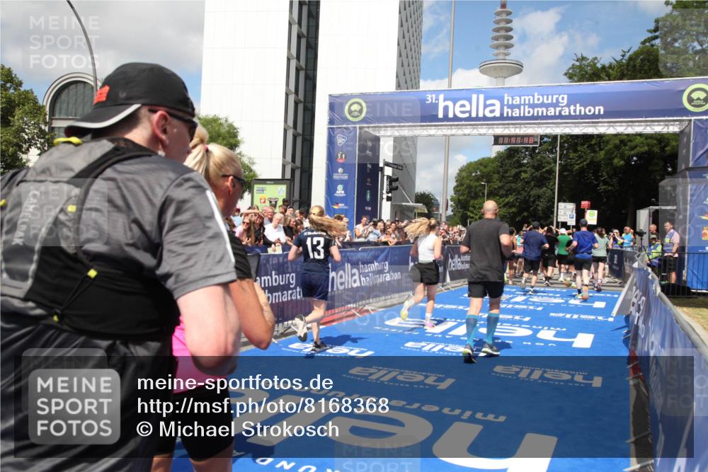 29.06.2025 - hella hamburg halbmarathon Michael Strokosch http://msf.ph/oto/8168368 29.06.2025 11:41:46 Ziel 3404, 3515, 4119, 6739, 7202, 8307, 8605, 10441, 10984, 11874, 13510, 15248, 15262, 15285, 15807, 17018, 18502, 18592 meine-sportfotos.de