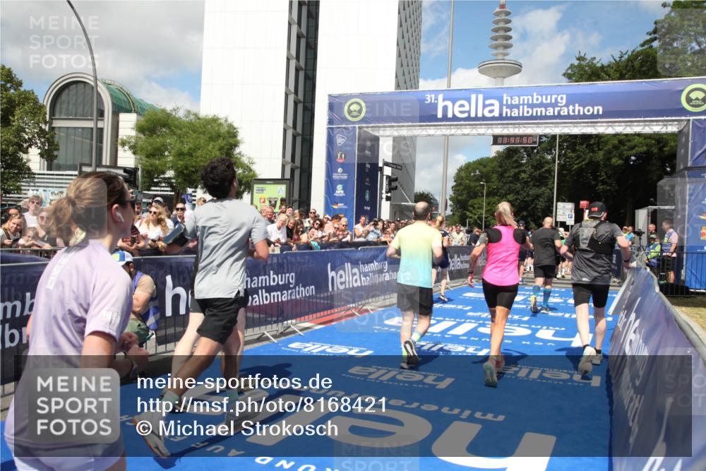 29.06.2025 - hella hamburg halbmarathon Michael Strokosch http://msf.ph/oto/8168421 29.06.2025 11:41:47 Ziel 3288, 3404, 3515, 4119, 4446, 5160, 6739, 7202, 8307, 8605, 10441, 10984, 11874, 13510, 15248, 15262, 15285, 15807, 17018, 18502, 18592 meine-sportfotos.de
