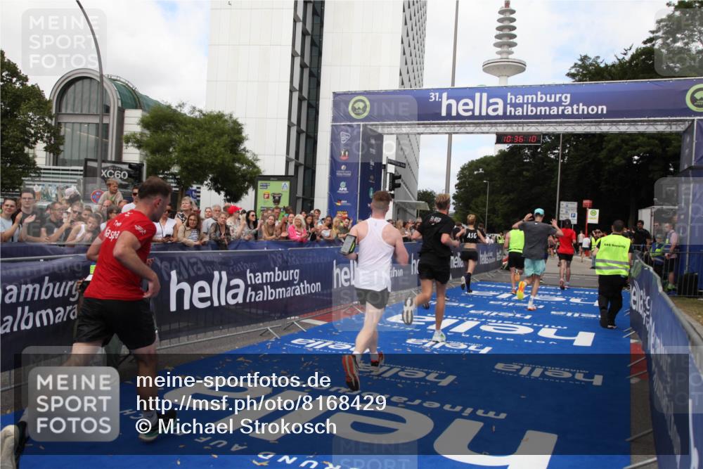 29.06.2025 - hella hamburg halbmarathon Michael Strokosch http://msf.ph/oto/8168429 29.06.2025 10:36:09 Ziel 2399, 6032, 9313, 10477, 12168, 12488, 13419, 14875, 17217, 18156, 18259, 18600 meine-sportfotos.de