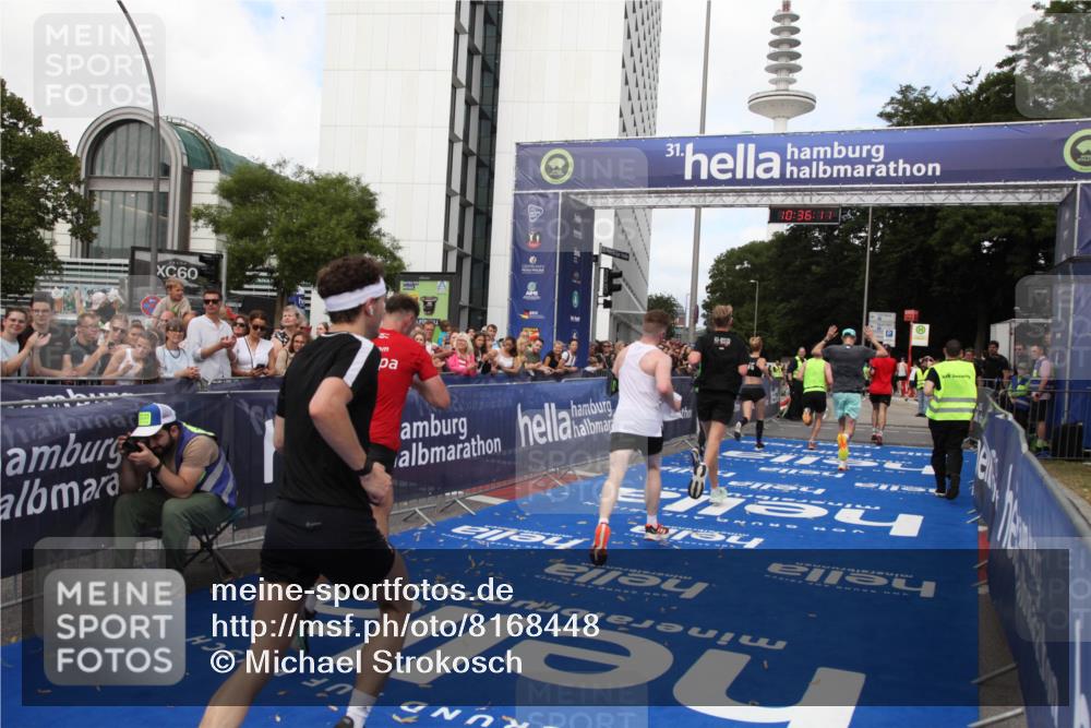 29.06.2025 - hella hamburg halbmarathon Michael Strokosch http://msf.ph/oto/8168448 29.06.2025 10:36:10 Ziel 2399, 6032, 6990, 9313, 10477, 12168, 12447, 12488, 13419, 14875, 17078, 17217, 18156, 18259, 18600 meine-sportfotos.de