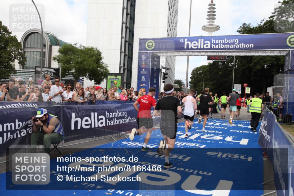 29.06.2025 - hella hamburg halbmarathon Michael Strokosch http://msf.ph/oto/8168466 29.06.2025 10:36:10 Ziel 2399, 6032, 6990, 9313, 10477, 12168, 12447, 12488, 13419, 14875, 17078, 17217, 18156, 18259, 18600 meine-sportfotos.de