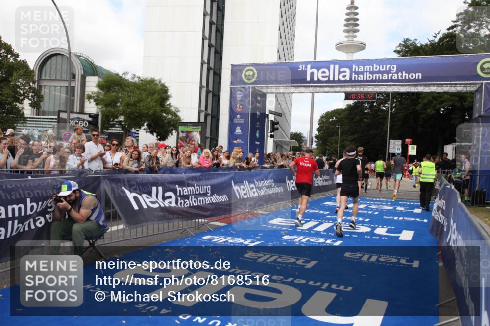 29.06.2025 - hella hamburg halbmarathon Michael Strokosch http://msf.ph/oto/8168516 29.06.2025 10:36:11 Ziel 2399, 6032, 6990, 9313, 10477, 12168, 12447, 12488, 13419, 14875, 17078, 17217, 17691, 18156, 18600 meine-sportfotos.de