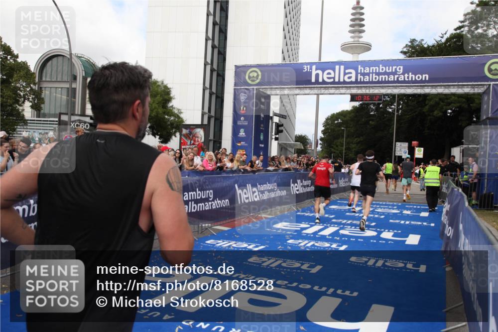 29.06.2025 - hella hamburg halbmarathon Michael Strokosch http://msf.ph/oto/8168528 29.06.2025 10:36:11 Ziel 2399, 6032, 6990, 9313, 10477, 12168, 12447, 12488, 13419, 14875, 17078, 17217, 17691, 18156, 18600 meine-sportfotos.de