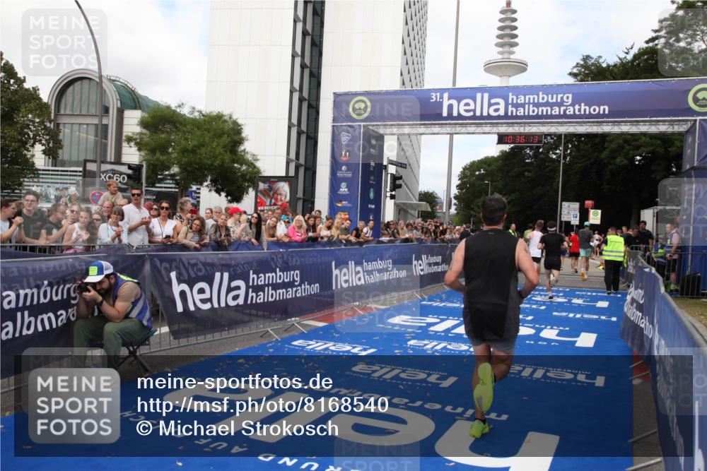 29.06.2025 - hella hamburg halbmarathon Michael Strokosch http://msf.ph/oto/8168540 29.06.2025 10:36:12 Ziel 2774, 6032, 6990, 10477, 12168, 12447, 12488, 13419, 14875, 17078, 17217, 17691, 18600 meine-sportfotos.de
