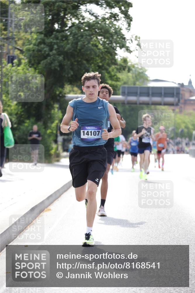 29.06.2025 - hella hamburg halbmarathon Jannik Wohlers http://msf.ph/oto/8168541 29.06.2025 09:41:19 Lombardsbrücke 2459, 4128, 4571, 7142, 10780, 11194, 12067, 12641, 13780, 14107, 16361, 16484 meine-sportfotos.de